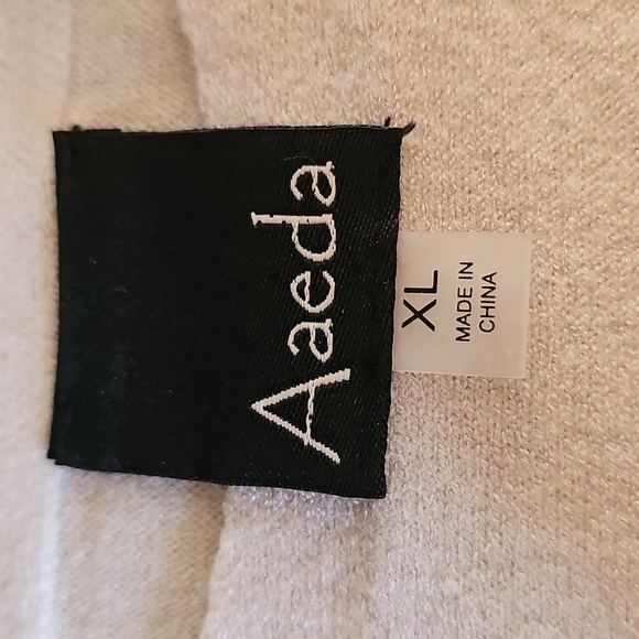 Floral Patterned Beige Top. Super Soft Fun Lighweight Sweater. XL - Picture 4 of 7